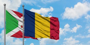 Burundi ve Çad bayrağı birlikte beyaz bulutlu mavi gökyüzüne karşı rüzgarda sallayarak. Diplomasi kavramı, uluslararası ilişkiler.