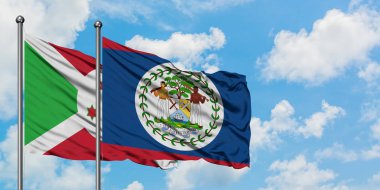 Burundi ve Belize bayrağı birlikte beyaz bulutlu mavi gökyüzüne karşı rüzgarda sallayarak. Diplomasi kavramı, uluslararası ilişkiler.