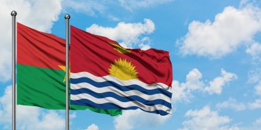 Burkina Faso ve Kiribati bayrak birlikte beyaz bulutlu mavi gökyüzüne karşı rüzgarda sallayarak. Diplomasi kavramı, uluslararası ilişkiler.
