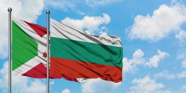 Burundi ve Bulgaristan bayrağı birlikte beyaz bulutlu mavi gökyüzüne karşı rüzgarda sallayarak. Diplomasi kavramı, uluslararası ilişkiler.