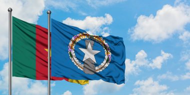 Kamerun ve Kuzey Mariana Adaları bayrağı birlikte beyaz bulutlu mavi gökyüzüne karşı rüzgarsal sallayarak. Diplomasi kavramı, uluslararası ilişkiler.