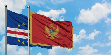 Cape Verde ve Karadağ bayrağı birlikte beyaz bulutlu mavi gökyüzüne karşı rüzgarda sallayarak. Diplomasi kavramı, uluslararası ilişkiler.