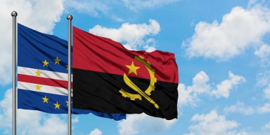 Cape Verde ve Angola bayrağı birlikte beyaz bulutlu mavi gökyüzüne karşı rüzgarda sallayarak. Diplomasi kavramı, uluslararası ilişkiler.