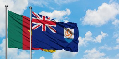 Kamerun ve Anguilla bayrağı birlikte beyaz bulutlu mavi gökyüzüne karşı rüzgarda sallayarak. Diplomasi kavramı, uluslararası ilişkiler.