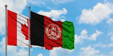 Kanada ve Afganistan bayrağı birlikte beyaz bulutlu mavi gökyüzüne karşı rüzgarda sallayarak. Diplomasi kavramı, uluslararası ilişkiler.