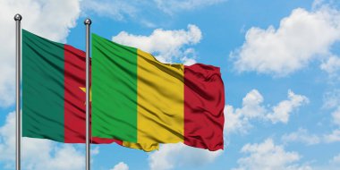 Kamerun ve Mali bayrağı birlikte beyaz bulutlu mavi gökyüzüne karşı rüzgarda sallayarak. Diplomasi kavramı, uluslararası ilişkiler.