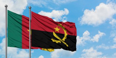 Kamerun ve Angola bayrağı birlikte beyaz bulutlu mavi gökyüzüne karşı rüzgarda sallayarak. Diplomasi kavramı, uluslararası ilişkiler.