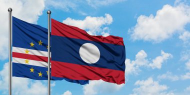 Cape Verde ve Laos bayrağı birlikte beyaz bulutlu mavi gökyüzüne karşı rüzgarda sallayarak. Diplomasi kavramı, uluslararası ilişkiler.