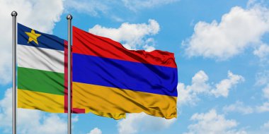 Orta Afrika Cumhuriyeti ve Ermenistan bayrağı birlikte beyaz bulutlu mavi gökyüzüne karşı rüzgarsal sallayarak. Diplomasi kavramı, uluslararası ilişkiler.