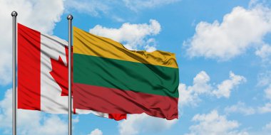 Kanada ve Litvanya bayrağı birlikte beyaz bulutlu mavi gökyüzüne karşı rüzgarda sallayarak. Diplomasi kavramı, uluslararası ilişkiler.