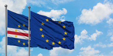 Cape Verde ve Avrupa Birliği bayrağı birlikte beyaz bulutlu mavi gökyüzüne karşı rüzgarda sallayarak. Diplomasi kavramı, uluslararası ilişkiler.