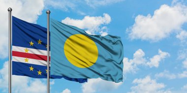 Cape Verde ve Palau bayrağı birlikte beyaz bulutlu mavi gökyüzüne karşı rüzgarda sallayarak. Diplomasi kavramı, uluslararası ilişkiler.