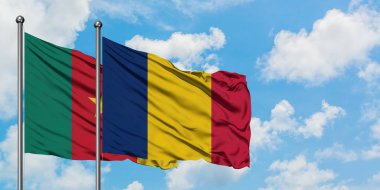 Kamerun ve Çad bayrağı birlikte beyaz bulutlu mavi gökyüzüne karşı rüzgarda sallayarak. Diplomasi kavramı, uluslararası ilişkiler.