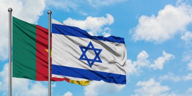 Kamerun ve İsrail bayrağı birlikte beyaz bulutlu mavi gökyüzüne karşı rüzgarda sallayarak. Diplomasi kavramı, uluslararası ilişkiler.