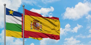 Orta Afrika Cumhuriyeti ve İspanya bayrağı birlikte beyaz bulutlu mavi gökyüzüne karşı rüzgarsal sallayarak. Diplomasi kavramı, uluslararası ilişkiler.