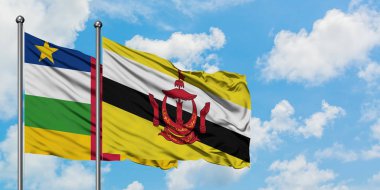 Orta Afrika Cumhuriyeti ve Brunei bayrağı birlikte beyaz bulutlu mavi gökyüzüne karşı rüzgarda sallayarak. Diplomasi kavramı, uluslararası ilişkiler.