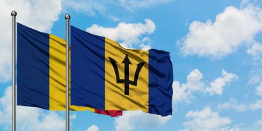 Çad ve Barbados bayrağı birlikte beyaz bulutlu mavi gökyüzüne karşı rüzgarda sallayarak. Diplomasi kavramı, uluslararası ilişkiler.