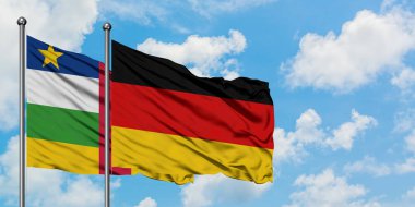 Orta Afrika Cumhuriyeti ve Almanya bayrağı birlikte beyaz bulutlu mavi gökyüzüne karşı rüzgarsal sallayarak. Diplomasi kavramı, uluslararası ilişkiler.