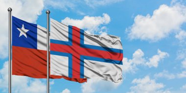 Şili ve Faroe Adaları bayrağı birlikte beyaz bulutlu mavi gökyüzüne karşı rüzgarda sallayarak. Diplomasi kavramı, uluslararası ilişkiler.