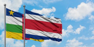 Orta Afrika Cumhuriyeti ve Kosta Rika bayrağı birlikte beyaz bulutlu mavi gökyüzüne karşı rüzgarda sallayarak. Diplomasi kavramı, uluslararası ilişkiler.