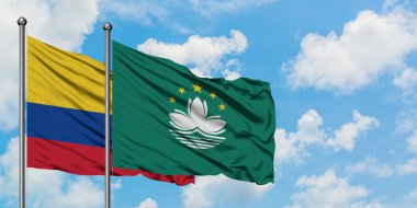 Kolombiya ve Macao bayrağı birlikte beyaz bulutlu mavi gökyüzüne karşı rüzgarda sallayarak. Diplomasi kavramı, uluslararası ilişkiler.