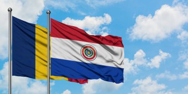 Çad ve Paraguay bayrağı birlikte beyaz bulutlu mavi gökyüzüne karşı rüzgarda sallayarak. Diplomasi kavramı, uluslararası ilişkiler.