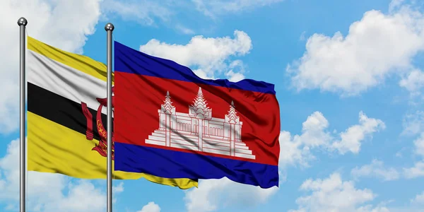 Brunei és Kambodzsa zászló integetett a szél ellen, fehér felhős kék ég együtt. Diplomáciai koncepció, nemzetközi kapcsolatok. — Stock Fotó