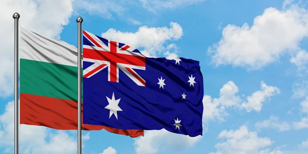 Bandera de Bulgaria y Australia ondeando en el viento contra el cielo azul nublado blanco juntos. Concepto diplomático, relaciones internacionales . — Foto de Stock