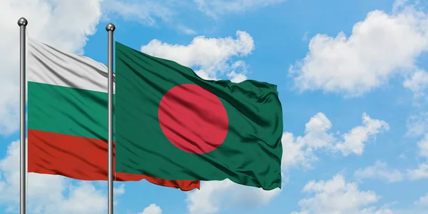 Bandera de Bulgaria y Bangladesh ondeando en el viento contra el cielo azul nublado blanco juntos. Concepto diplomático, relaciones internacionales . — Foto de Stock