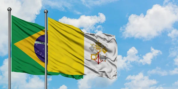 Bandera de Brasil y Ciudad del Vaticano ondeando en el viento contra el cielo azul nublado blanco juntos. Concepto diplomático, relaciones internacionales . — Foto de Stock