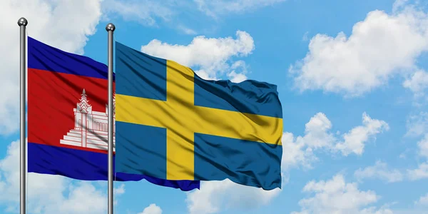 Camboja e Suécia acenando com a bandeira no vento contra o céu azul nublado branco juntos. Conceito de diplomacia, relações internacionais . — Fotografia de Stock