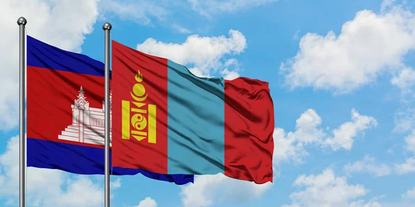 Kambodja och Mongoliet flagga vinka i vinden mot vit grumlig blå himmel tillsammans. Diplomatisk koncept, internationella relationer. — Stockfoto