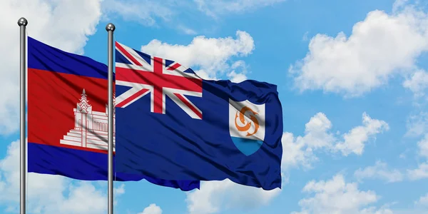 Камбоджа і Ангілья прапор розмахував вітром проти білого хмарного синього неба разом. Концепція дипломатії, міжнародні відносини. — стокове фото