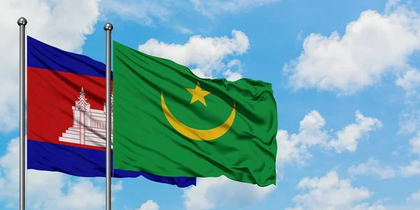 Bandera de Camboya y Mauritania ondeando en el viento contra el cielo azul nublado blanco juntos. Concepto diplomático, relaciones internacionales . — Foto de Stock