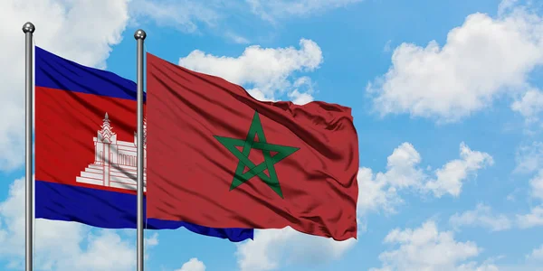 Bandera de Camboya y Marruecos ondeando en el viento contra el cielo azul nublado blanco juntos. Concepto diplomático, relaciones internacionales . — Foto de Stock