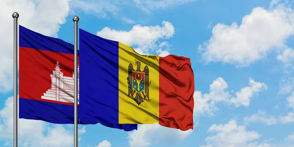 Cambodja en Moldavië vlag zwaaien in de wind tegen witte bewolkte blauwe hemel samen. Diplomatie concept, internationale betrekkingen. — Stockfoto