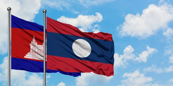 Kambodja och Laos flagga viftande i vinden mot vit grumlig blå himmel tillsammans. Diplomatisk koncept, internationella relationer. — Stockfoto