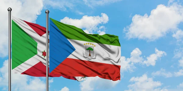 Бурунді і Екваторіальна Гвінея прапор розмахуючи в вітру проти білого хмарного синього неба разом. Концепція дипломатії, міжнародні відносини. — стокове фото