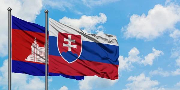 一緒に白い曇り青い空に対して風に手を振るカンボジアとスロバキアの旗。外交概念、国際関係. — ストック写真