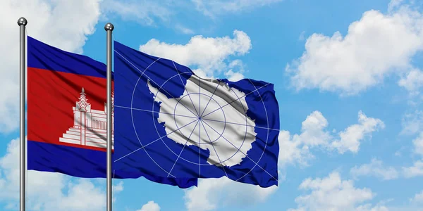 Drapeau du Cambodge et de l'Antarctique agitant dans le vent contre ciel bleu nuageux blanc ensemble. Concept de diplomatie, relations internationales . — Photo