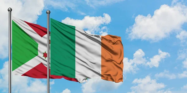 Μπουρούντι και Ιρλανδία σημαία που κουνώντας τον άνεμο κατά λευκό συννεφιασμένο γαλάζιο του ουρανού μαζί. Φιλοσοφία της διπλωματίας, διεθνείς σχέσεις. — Φωτογραφία Αρχείου