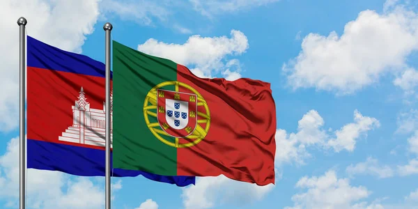 Camboja e bandeira de Portugal agitando no vento contra o céu azul nublado branco juntos. Conceito de diplomacia, relações internacionais . — Fotografia de Stock