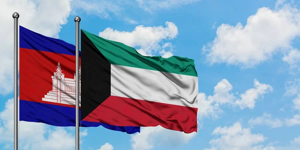 Bandera de Camboya y Kuwait ondeando en el viento contra el cielo azul nublado blanco juntos. Concepto diplomático, relaciones internacionales . — Foto de Stock