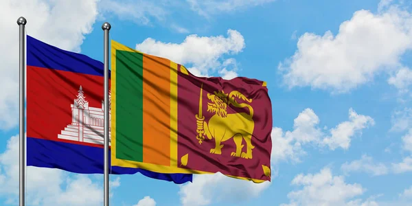 Kambodja och Sri Lanka flagga vifta i vinden mot vit grumlig blå himmel tillsammans. Diplomatisk koncept, internationella relationer. — Stockfoto