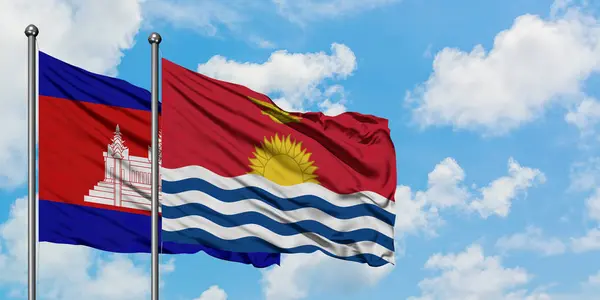 Bandera de Camboya y Kiribati ondeando en el viento contra el cielo azul nublado blanco juntos. Concepto diplomático, relaciones internacionales . — Foto de Stock