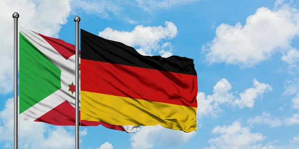 Бурунді і Німеччини прапор розмахуючи в вітру проти білого хмарного синього неба разом. Концепція дипломатії, міжнародні відносини. — стокове фото