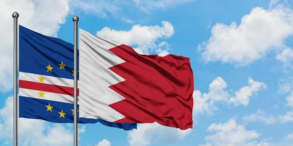 Bandera de Cabo Verde y Bahréin ondeando en el viento contra el cielo azul nublado blanco juntos. Concepto diplomático, relaciones internacionales . — Foto de Stock