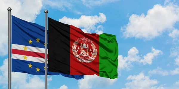 Bandera de Cabo Verde y Afganistán ondeando en el viento contra el cielo azul nublado blanco juntos. Concepto diplomático, relaciones internacionales . — Foto de Stock