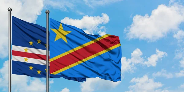 Bandera de Cabo Verde y Congo ondeando en el viento contra el cielo azul nublado blanco juntos. Concepto diplomático, relaciones internacionales . — Foto de Stock