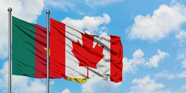 Bandera de Camerún y Canadá ondeando en el viento contra el cielo azul nublado blanco juntos. Concepto diplomático, relaciones internacionales . — Foto de Stock